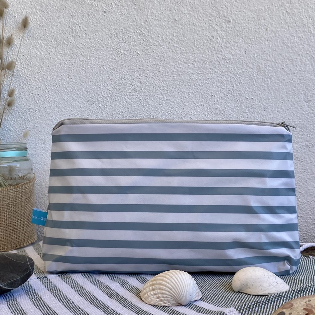 gestreiftes Wetbag, Schwimmtasche, Kulturbeutel für Strand, Schwimmbad und zuhause, hellblau-weiss gestreift