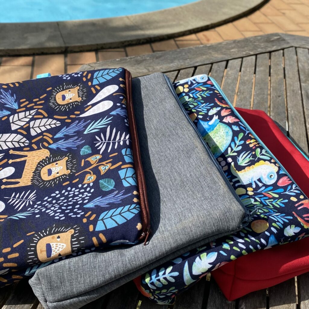 4 Wetbags auf Gartentisch an Pool