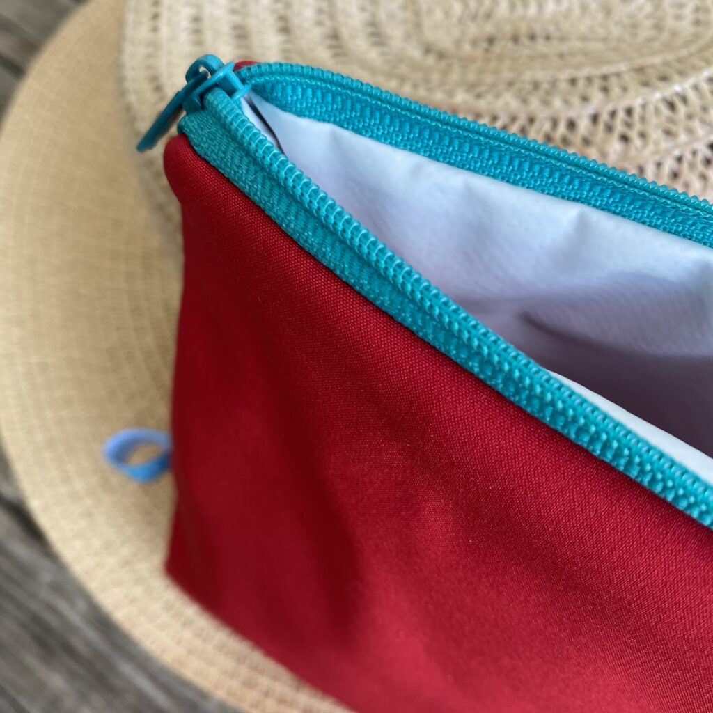 rotes Wetbag, Schwimmtasche, Nasstasche aus Softshell für Strand oder Schwimmbad, schlichtes Design, offen, Detail Reissverschluss