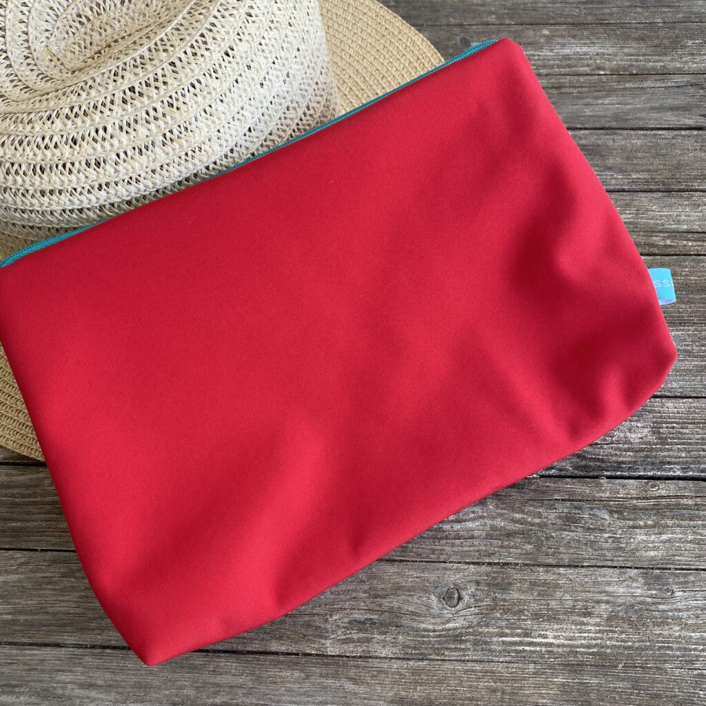 rotes Wetbag, Schwimmtasche, Nasstasche aus Softshell für Strand oder Schwimmbad, schlichtes Design, offen, Detail Reissverschluss