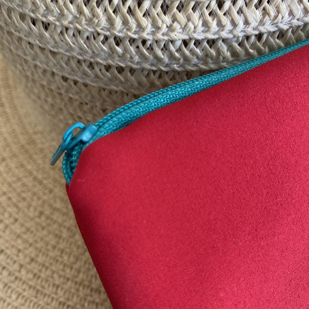 rotes Wetbag, Schwimmtasche, Nasstasche aus Softshell für Strand oder Schwimmbad, schlichtes Design, offen, Detail Reissverschluss