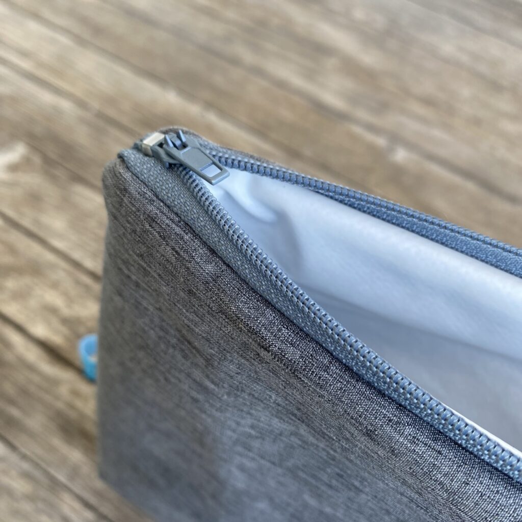 schlichtes Wetbag in grau aus Softshell, Schwimmtasche, Nasstasche aus Softshell , Detail Reissverschluss grau