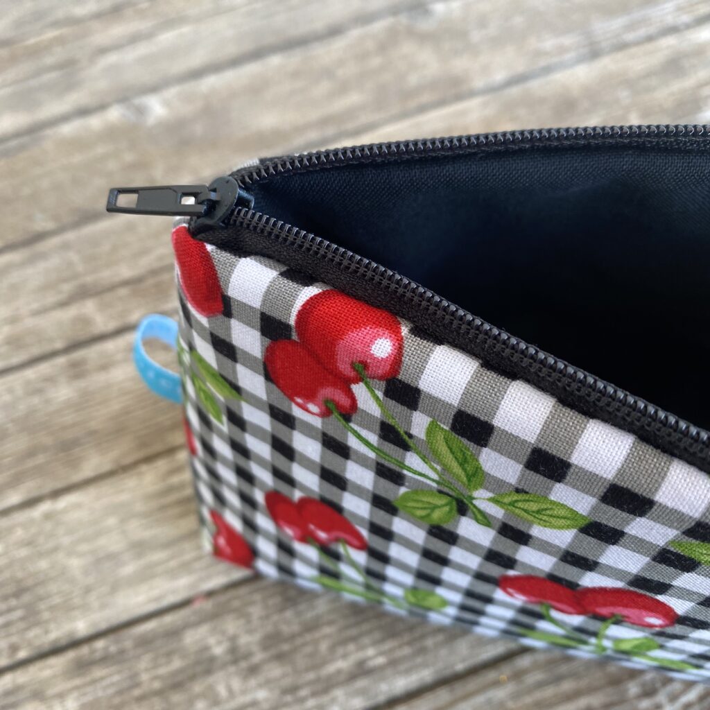 Rockabilly Tasche mit Kirschen/ Make-Up Tasche/ Kosmetiktasche, schwarz-weiß kariert,Detail Reissverschluss