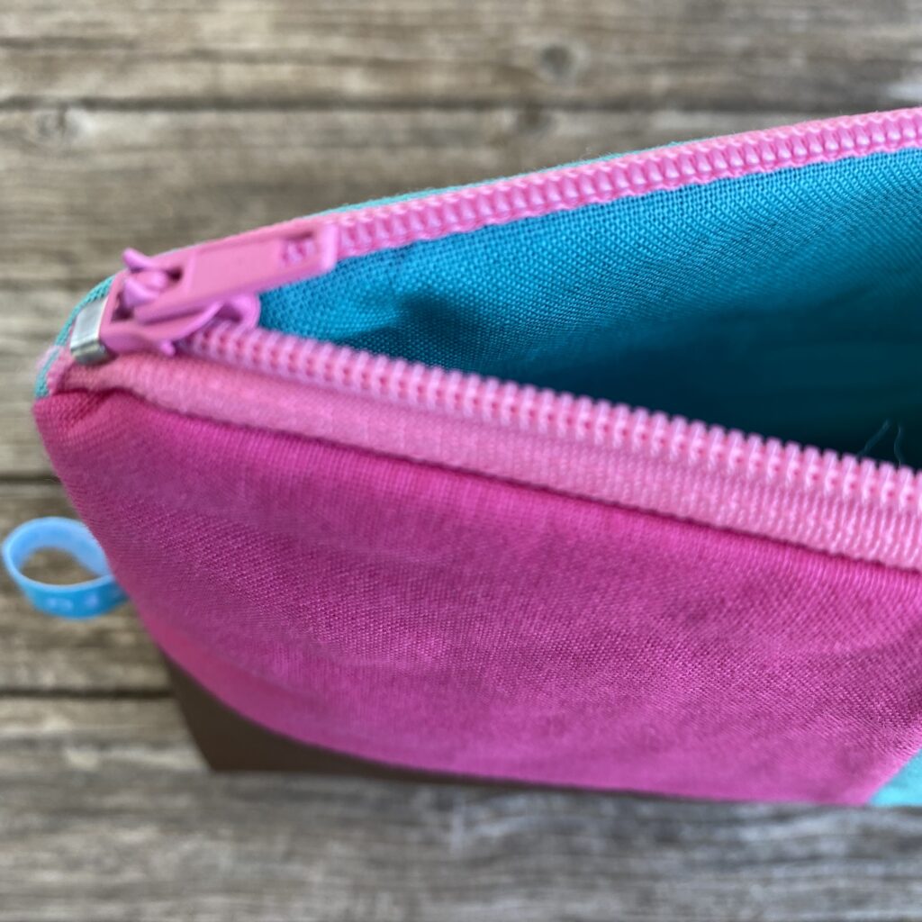 bunte genähte Kosmetiktasche türkis/ pink mit kupferfarbenem Kunstleder