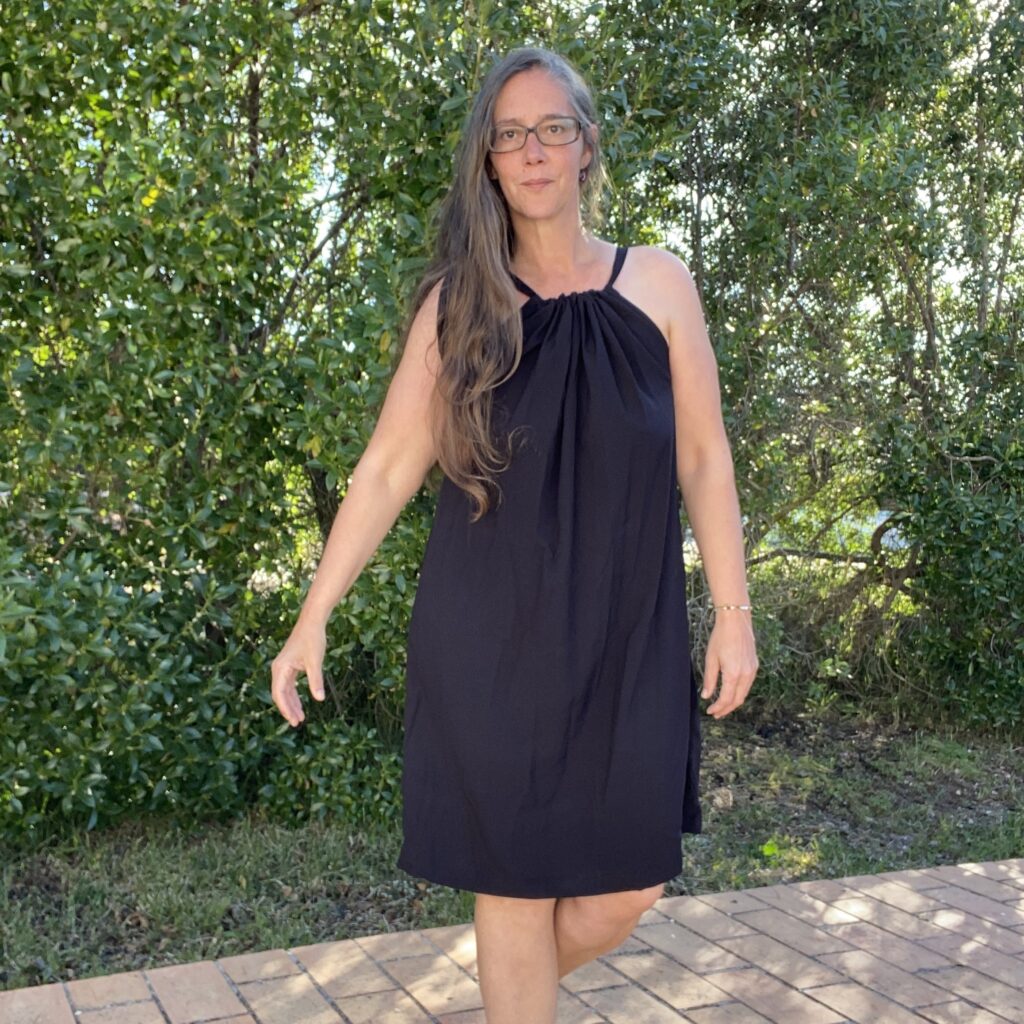 Variables Kleid mit Trägern aus Onesize in schwarz, Unisex mit verstellbaren Trägern