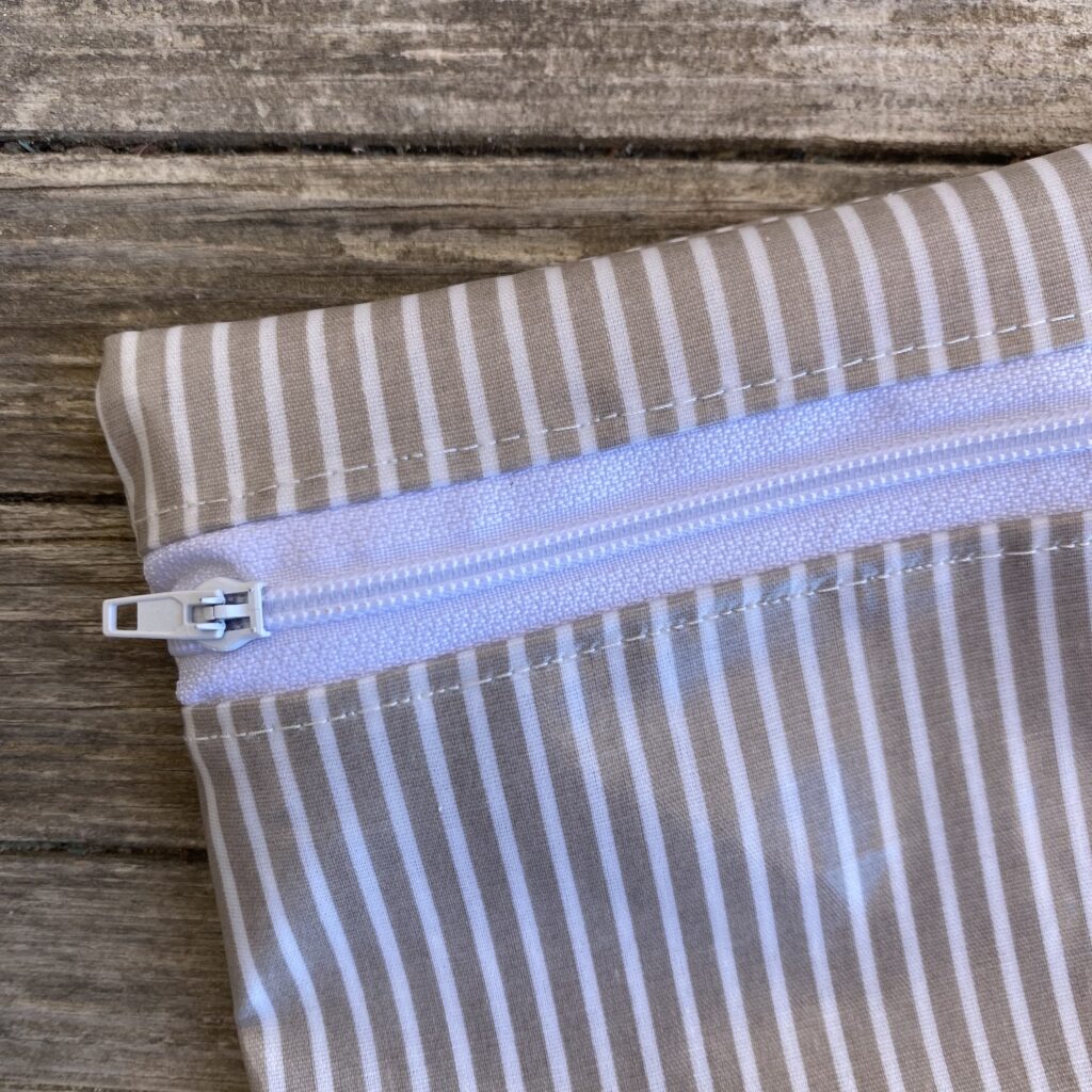 Mini-Wetbag klassisch gestreift. beige-weiß, Streifen, Detail