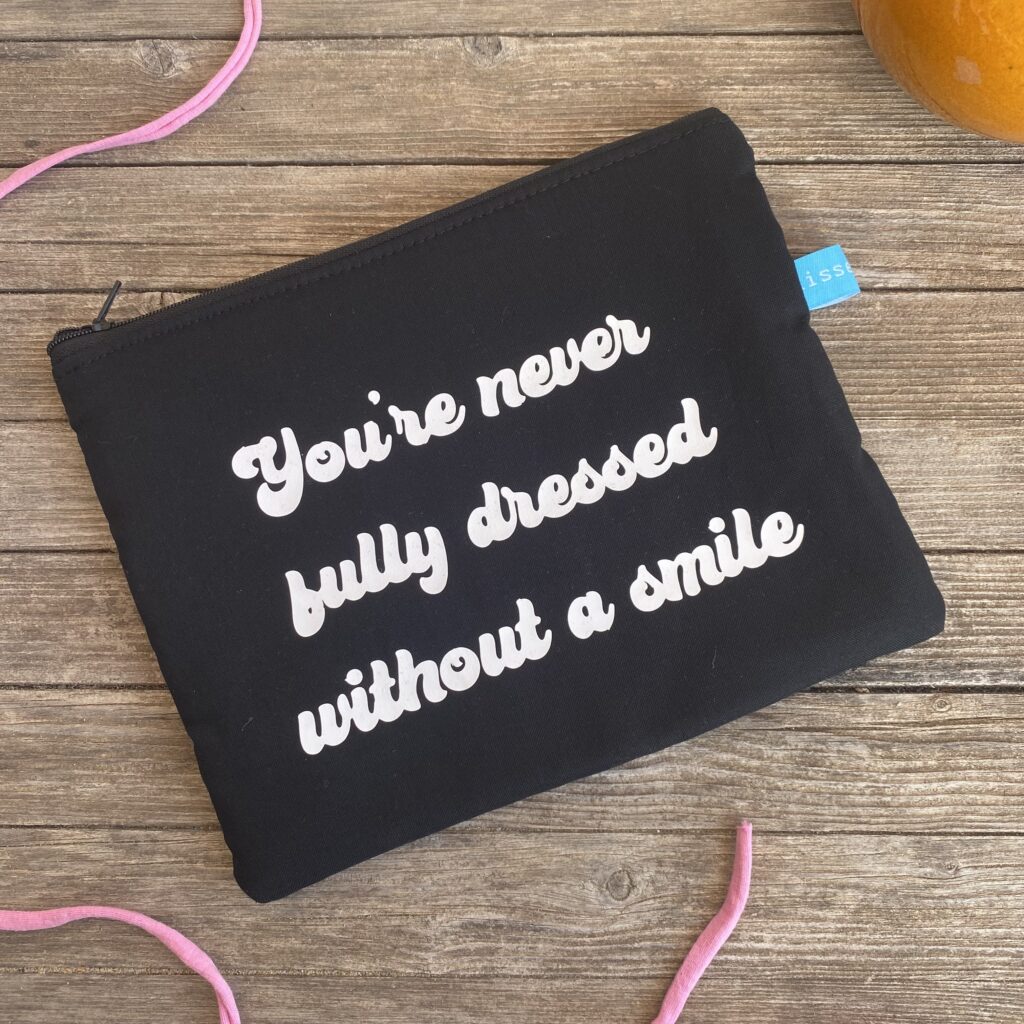 You´re never fully dressed without a smile - Tasche schwarz mit weißer Schrift