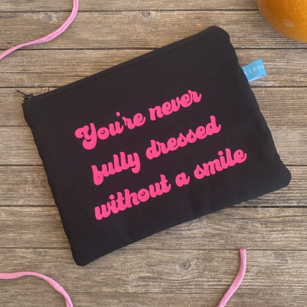 You´re never fully dressed without a smile - Tasche schwarz mit neonpinker Schrift