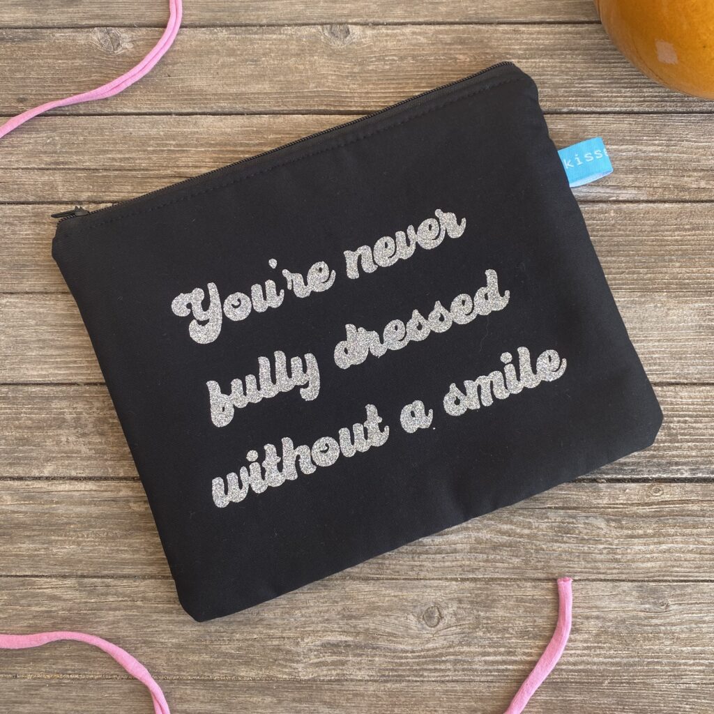 You´re never fully dressed without a smile - Tasche schwarz mit silberner Glitzer Schrift