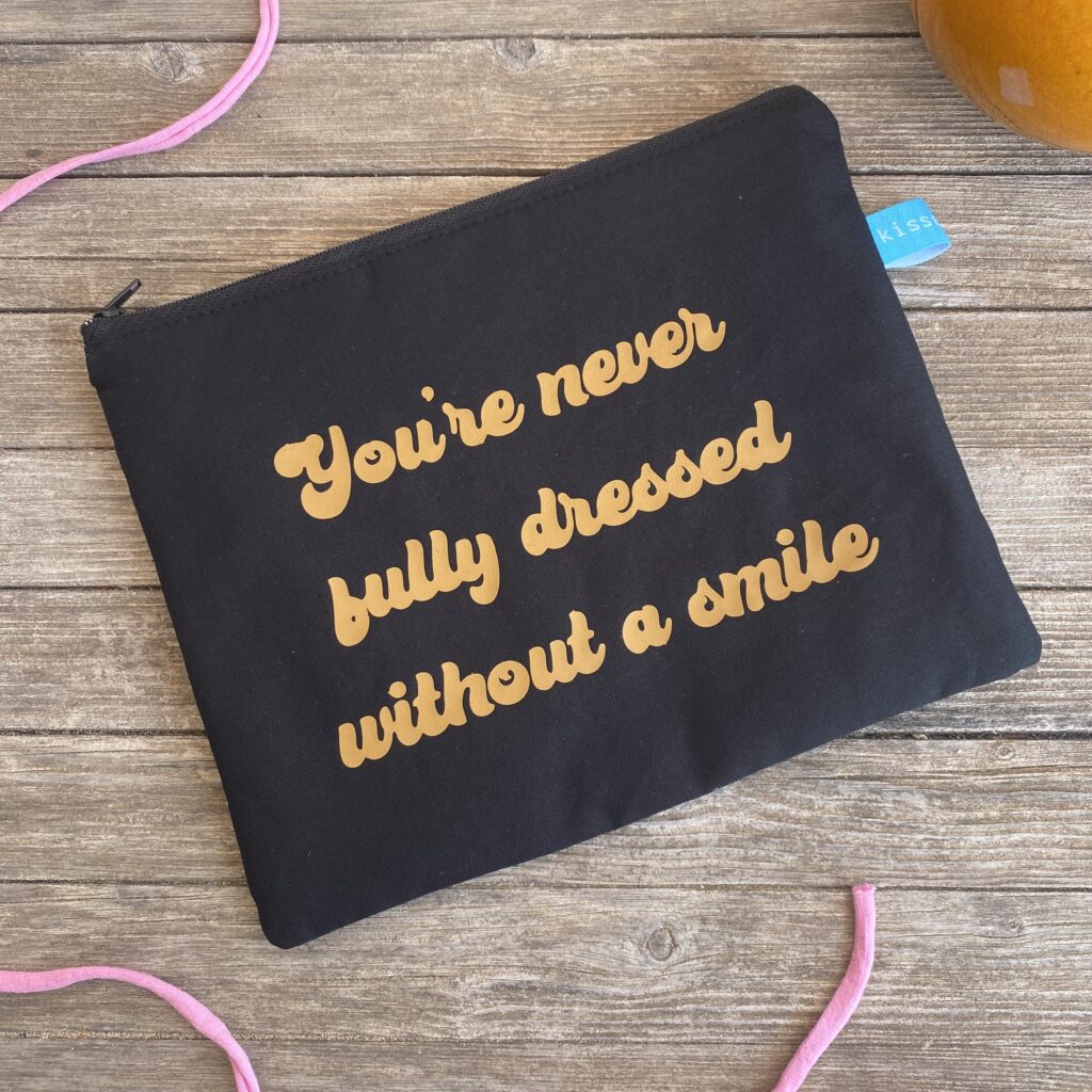 You´re never fully dressed without a smile - Tasche mit goldbrauner Schrift