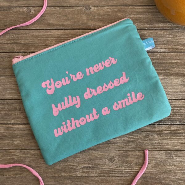 You´re never fully dressed without a smile - Tasche türkis mit rosa Schrift