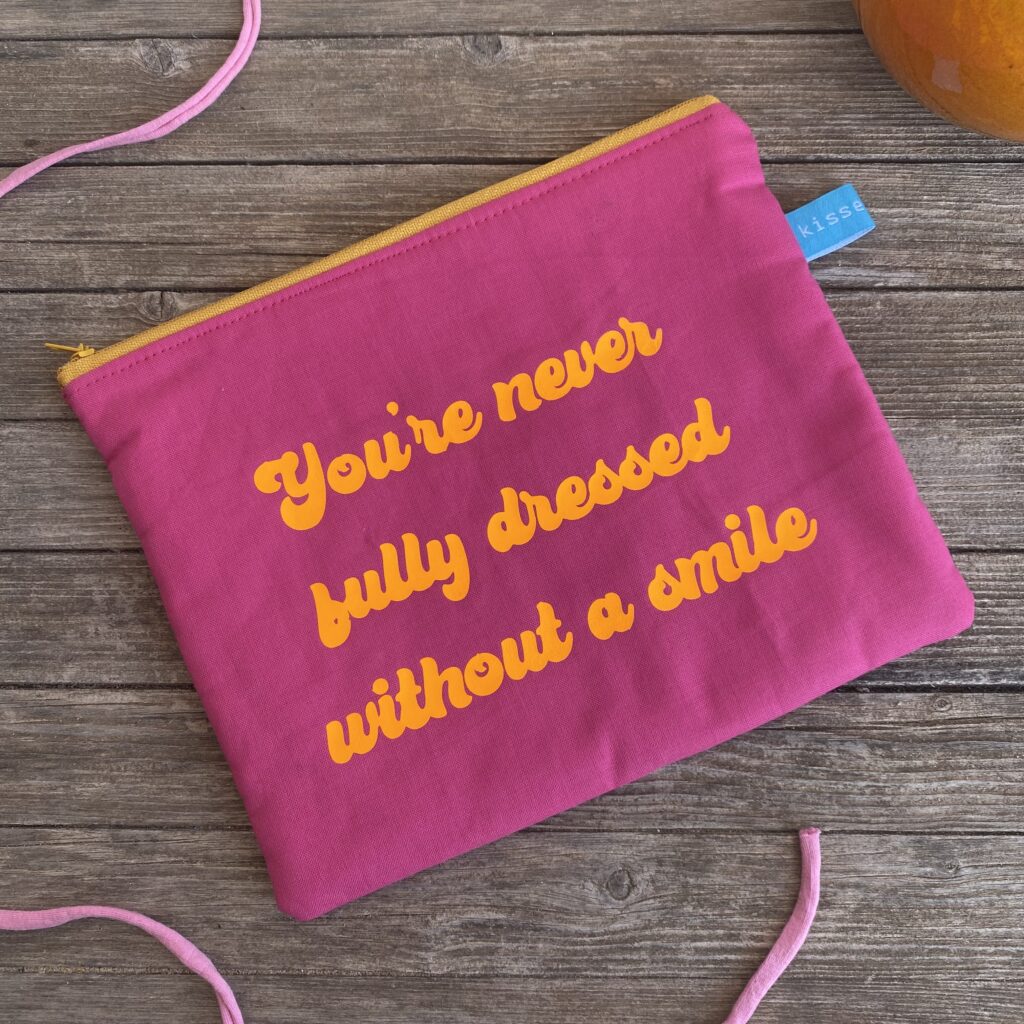 You´re never fully dressed without a smile - Tasche pink mit neonorange Schrift