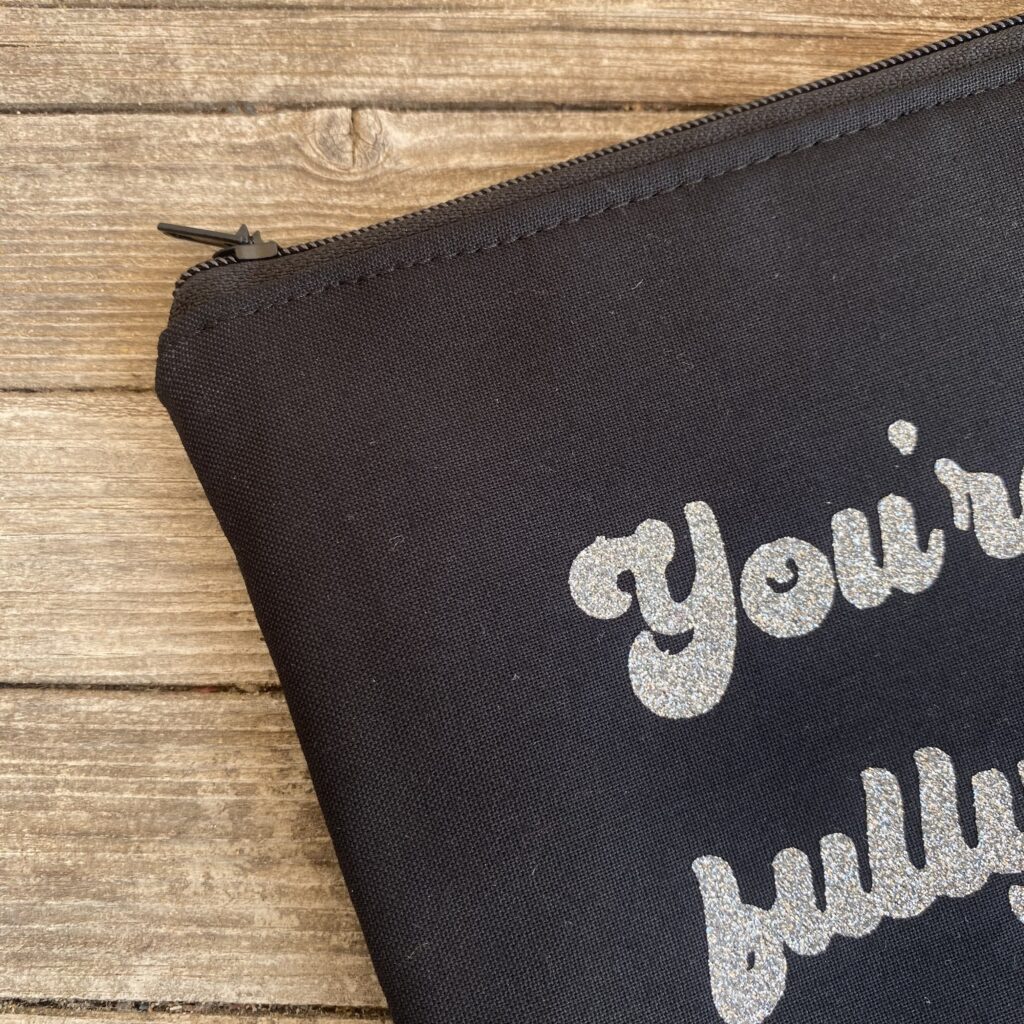 You´re never fully dressed without a smile - Tasche schwarz mit silberner Glitzer Schrift