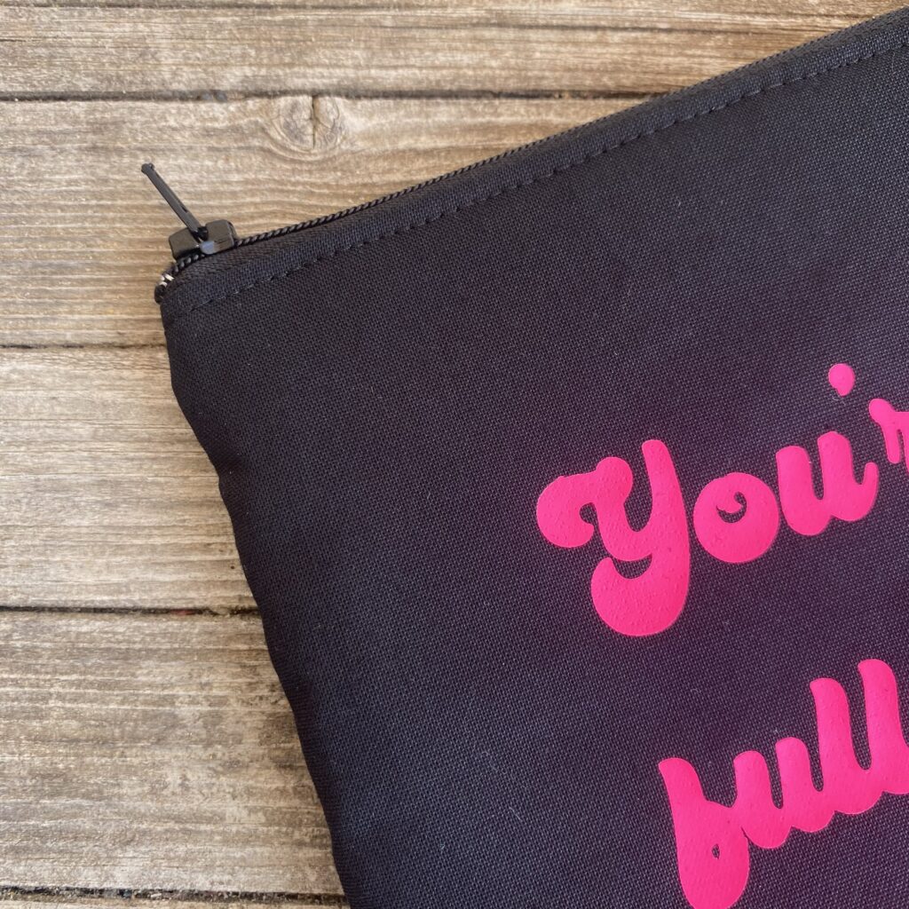 You´re never fully dressed without a smile - Tasche schwarz mit neonpinker Schrift