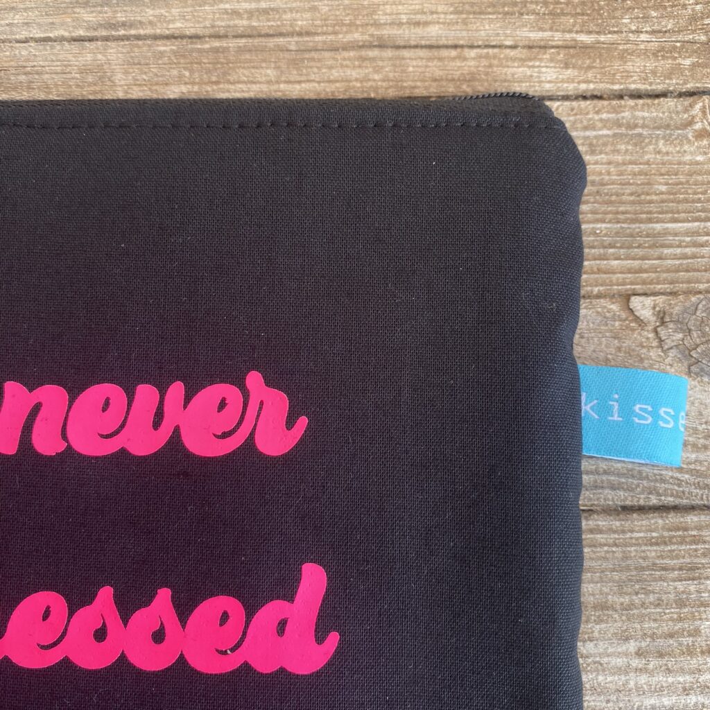 You´re never fully dressed without a smile - Tasche schwarz mit neonpinker Schrift