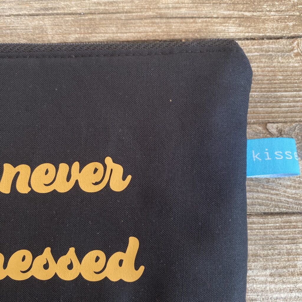 You´re never fully dressed without a smile - Tasche mit goldbrauner Schrift