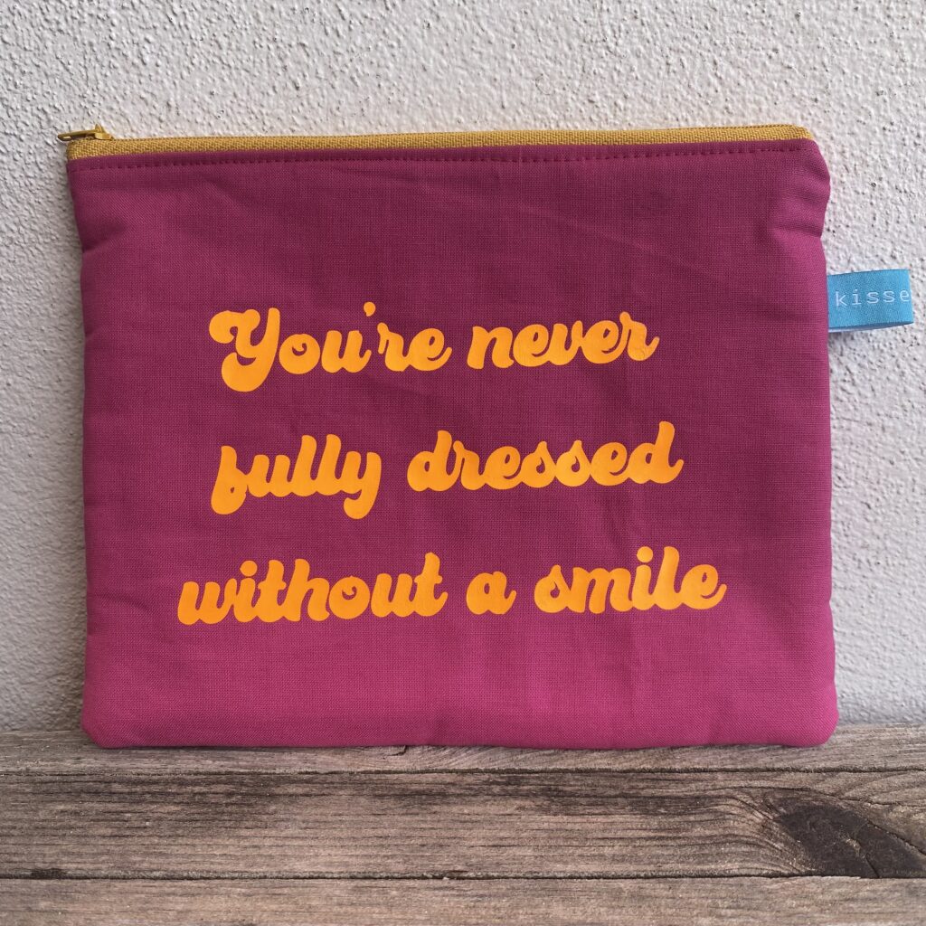 You´re never fully dressed without a smile - Tasche pink mit neonorange Schrift