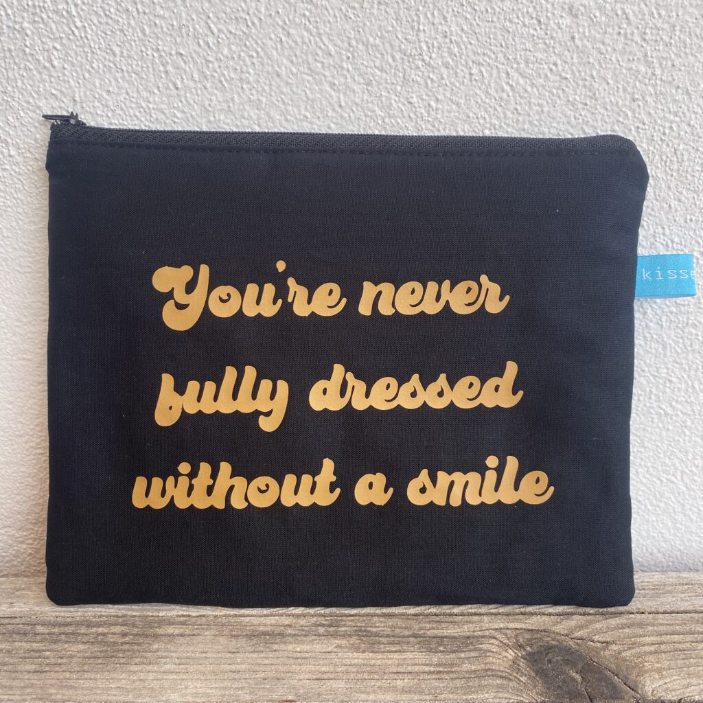 You´re never fully dressed without a smile - Tasche mit goldbrauner Schrift