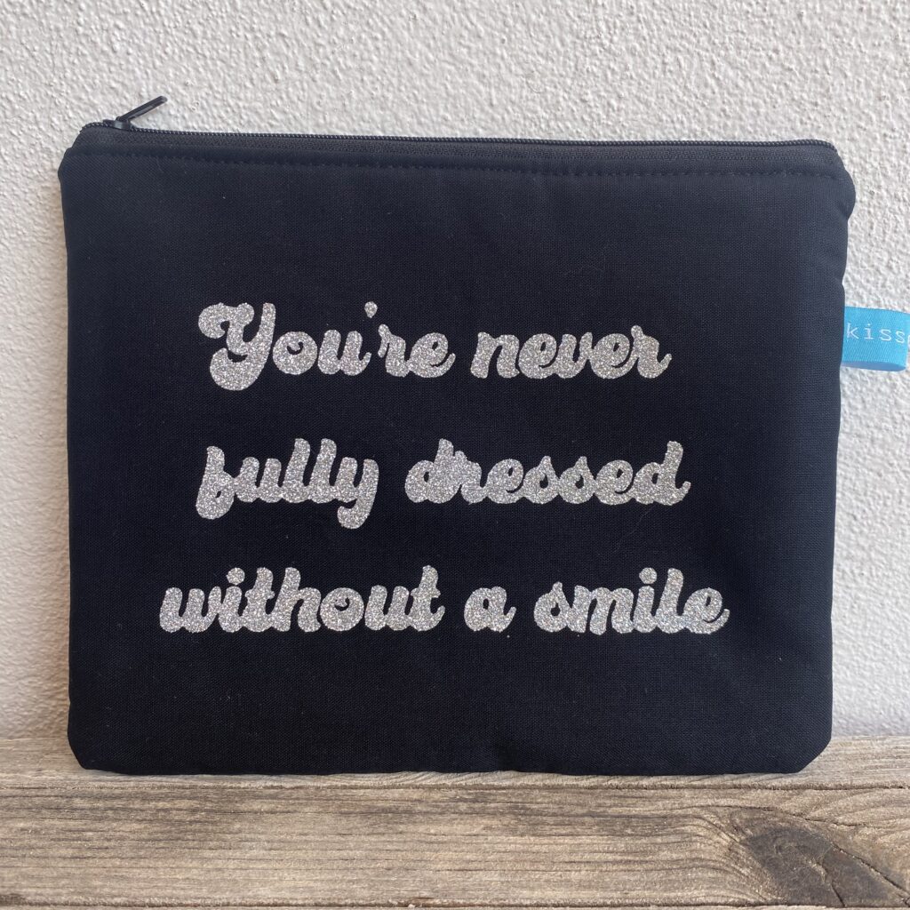 You´re never fully dressed without a smile - Tasche schwarz mit silberner Glitzer Schrift