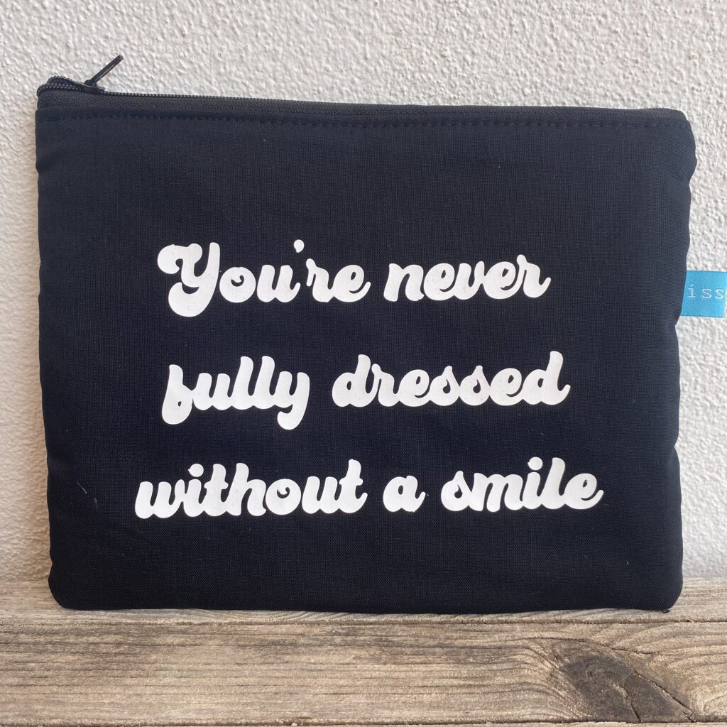 You´re never fully dressed without a smile - Tasche schwarz mit weißer Schrift