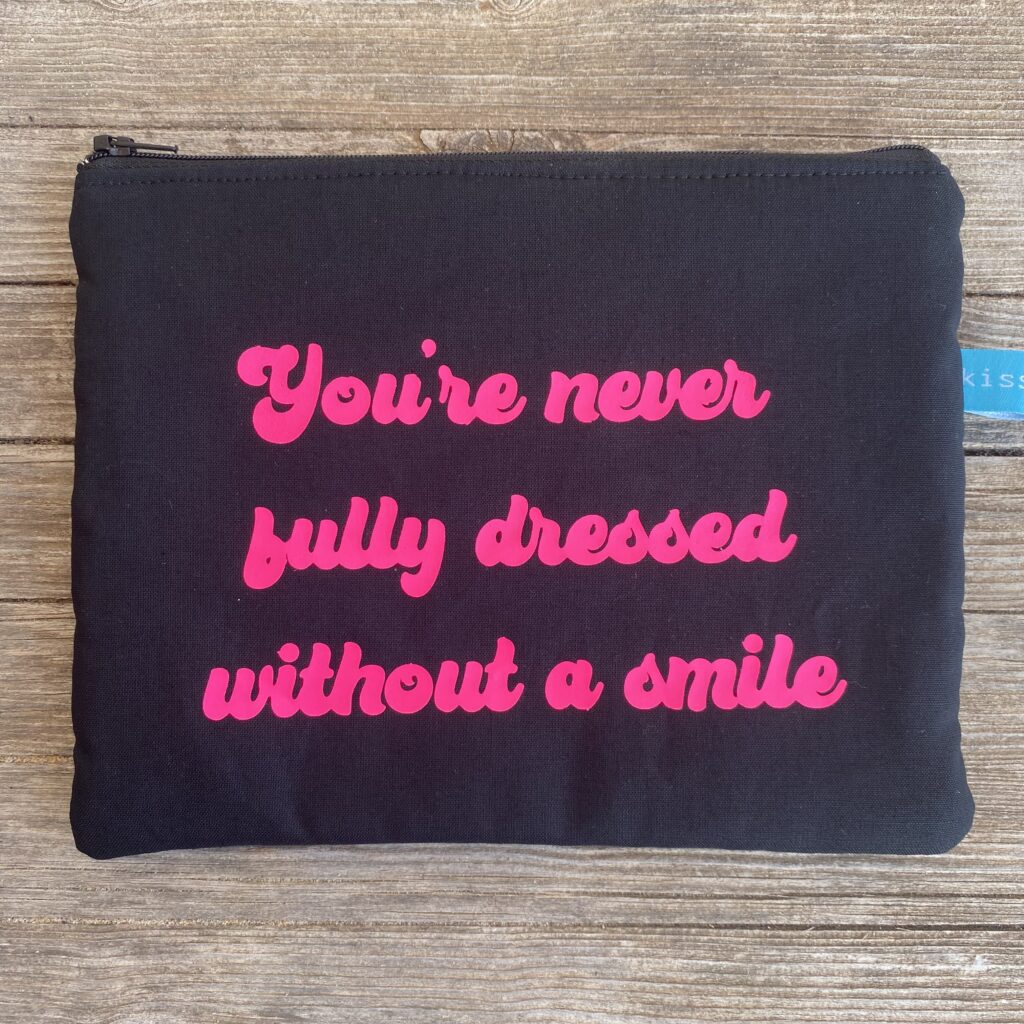 You´re never fully dressed without a smile - Tasche schwarz mit neonpinker Schrift