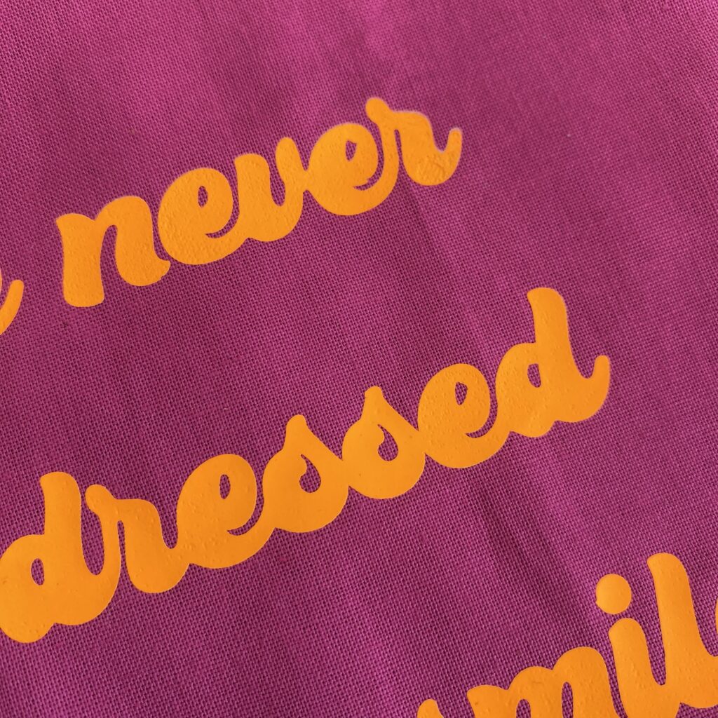 You´re never fully dressed without a smile - Tasche pink mit neonorange Schrift