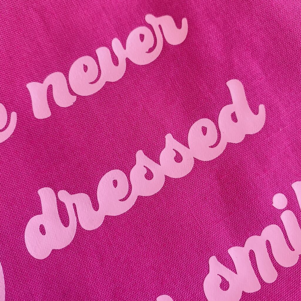 You´re never fully dressed without a smile - Tasche pink mit rosa Schrift