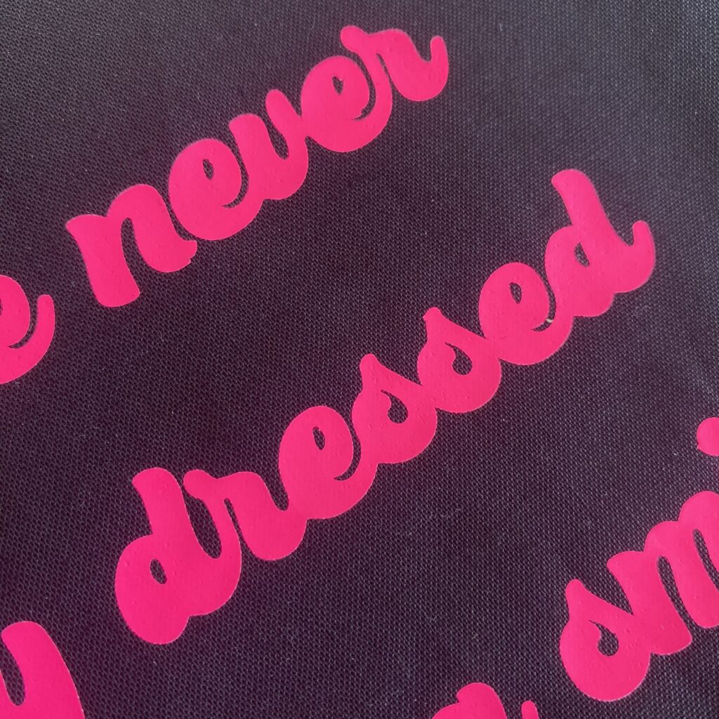 You´re never fully dressed without a smile - Tasche schwarz mit neonpinker Schrift