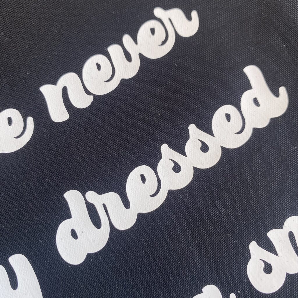 You´re never fully dressed without a smile - Tasche schwarz mit weißer Schrift