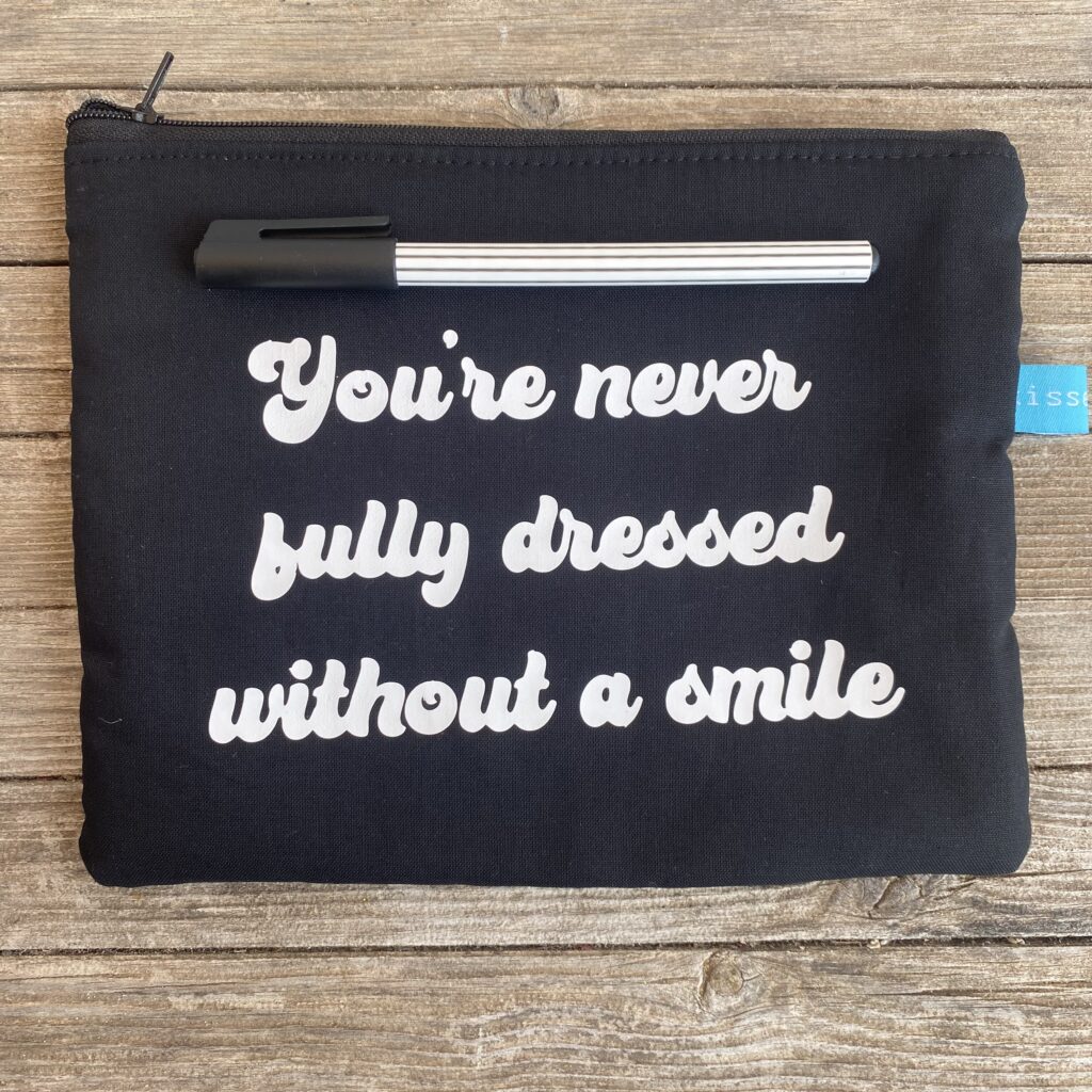 You´re never fully dressed without a smile - Tasche schwarz mit weißer Schrift