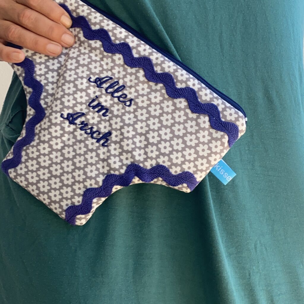 Tasche mit Bestickung "Alles im Arsch", grau geblümt, dunkelblaue Schrift