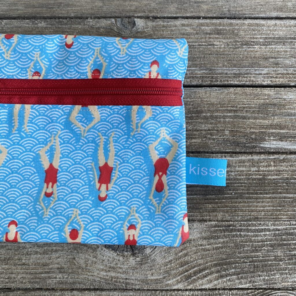 Mini-Wetbag Schwimmen aus beschichteter Baumwolle mit Schimmerinnen, Musterausschnitt mit Reissverschluss