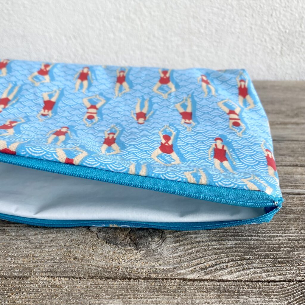 Wetbag, Schwimmtasche, Nasstasche für Strand oder Schwimmbad, Schwimmen, schwimmende Frauen, Schwimmerin, Detail Reissverschluss offen