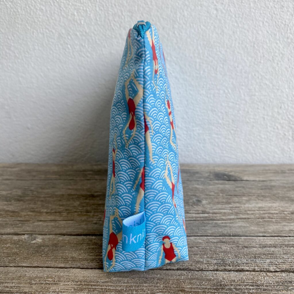 Wetbag, Schwimmtasche, Nasstasche für Strand oder Schwimmbad, Schwimmen, schwimmende Frauen, Schwimmerin, seitlich