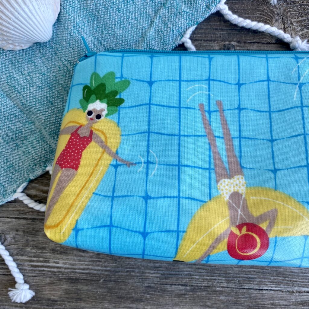 Kosmetiktasche/ Wetbag mittelgroß mit schwimmenden Pool Ladies auf Obst-Luftmatratzen, wasserabweisend, Ausschnitt