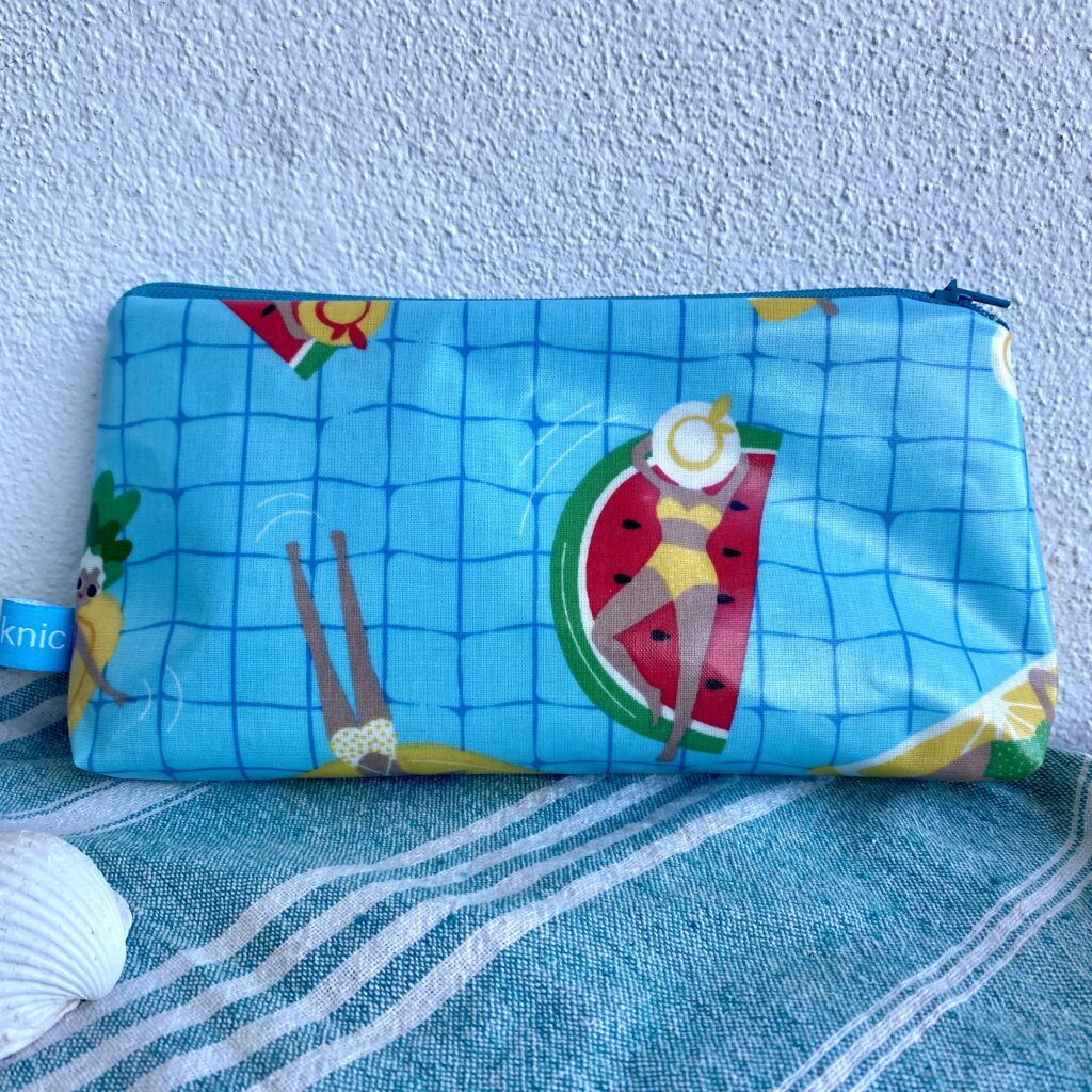 Kosmetiktasche/ Wetbag mittelgroß mit schwimmenden Pool Ladies auf Obst-Luftmatratzen, wasserabweisend, von vorne