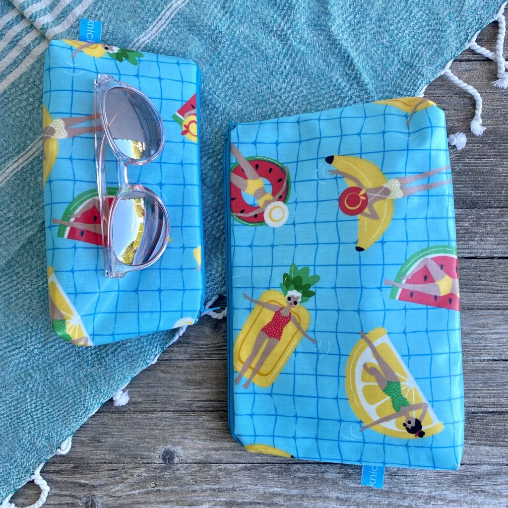 Kosmetiktasche/ Wetbag mittelgroß mit schwimmenden Pool Ladies auf Obst-Luftmatratzen, wasserabweisend, mittel mit Sonnenbrille und groß im Vergleich