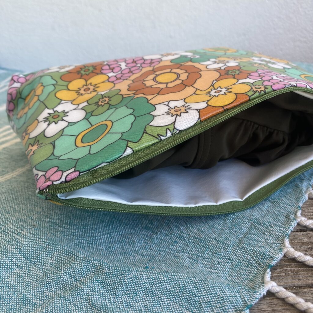 Wetbag/ Kosmetiktasche/ Kulturbeutel, Schwimmtasche im Floralen Retro Muster, grün, gelb