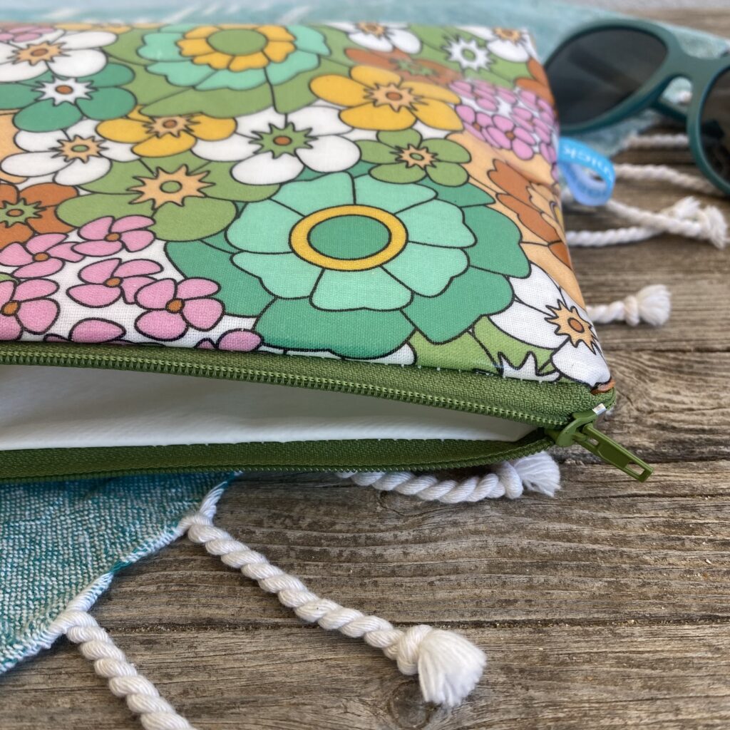 Wetbag/ Kosmetiktasche/ Kulturbeutel, Schwimmtasche im Floralen Retro Muster, grün, gelb