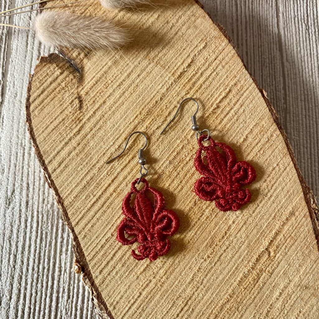 Spitzenohrringe/ Ohrhänger Rote Fleur-de-lis/ französische Lilie