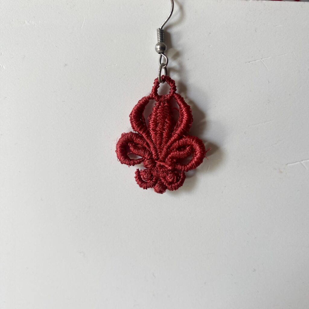 Spitzenohrringe/ Ohrhänger Rote Fleur-de-lis/ französische Lilie