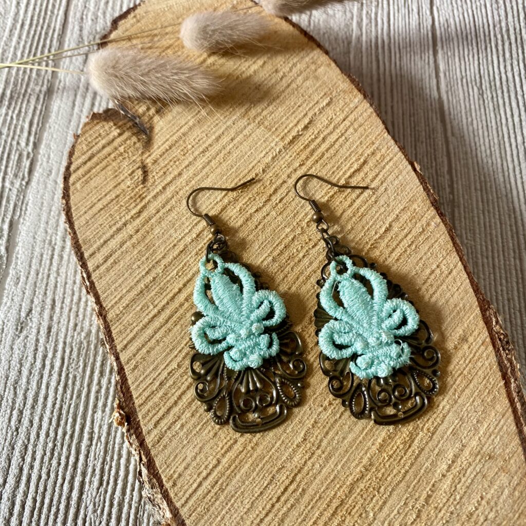 Spitzenohrringe Fleur-de-lis in mint, mit großem Vintage Ornament aus Altmessing