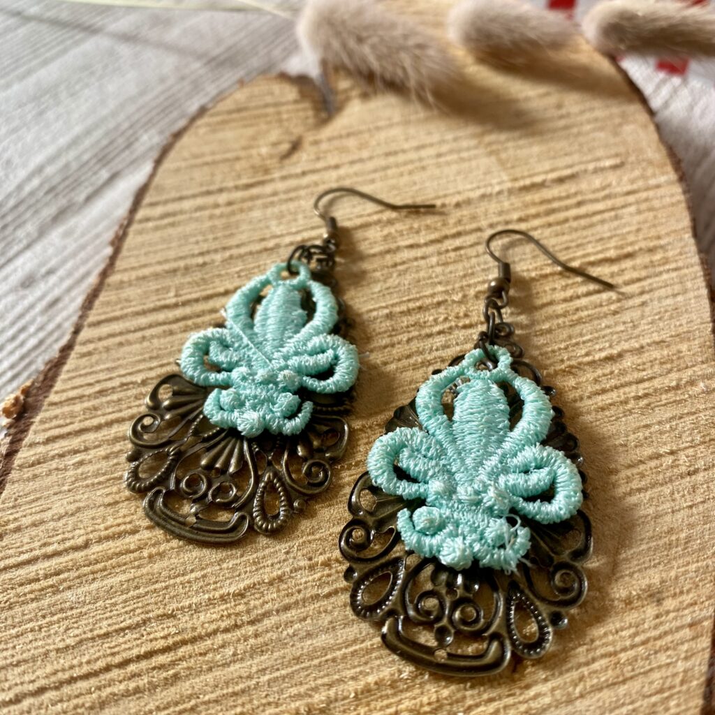 Spitzenohrringe Fleur-de-lis in mint, mit großem Vintage Ornament aus Altmessing