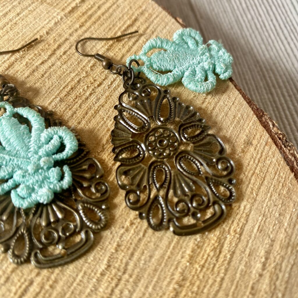 Spitzenohrringe Fleur-de-lis in mint, mit großem Vintage Ornament aus Altmessing