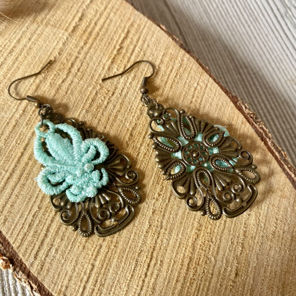 Spitzenohrringe Fleur-de-lis in mint, mit großem Vintage Ornament aus Altmessing