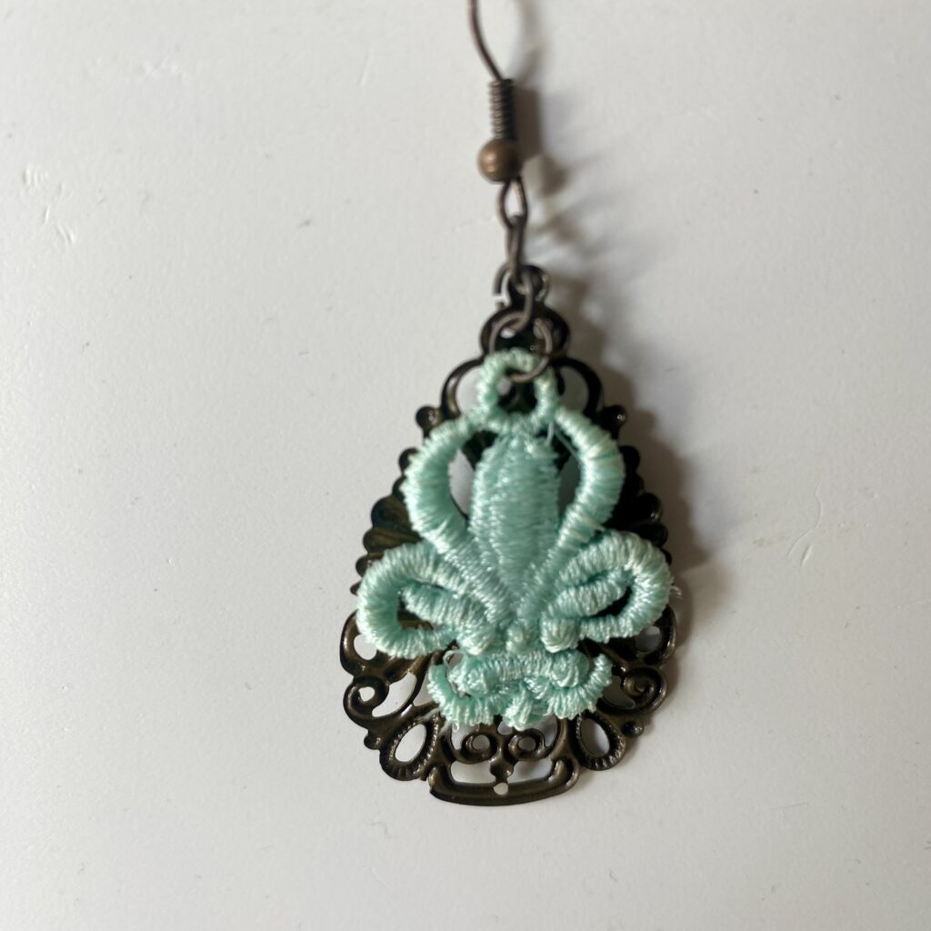 Spitzenohrringe Fleur-de-lis in mint, mit großem Vintage Ornament aus Altmessing